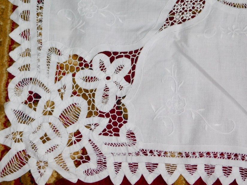 Fata de masa , vintage , alba, tehnica Richelieu, panglici, dantele, broderie sparta