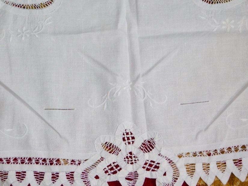 Fata de masa , vintage , alba, tehnica Richelieu, panglici, dantele, broderie sparta