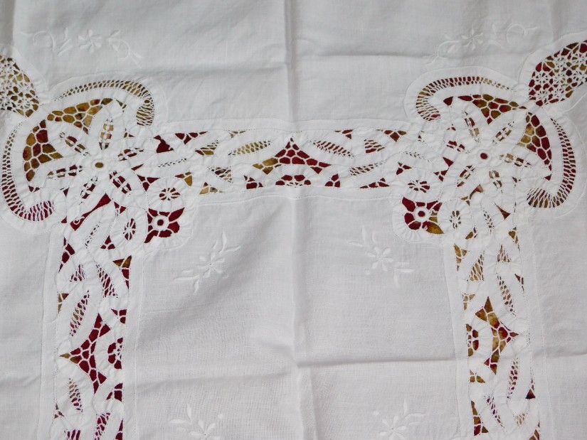 Fata de masa , vintage , alba, tehnica Richelieu, panglici, dantele, broderie sparta