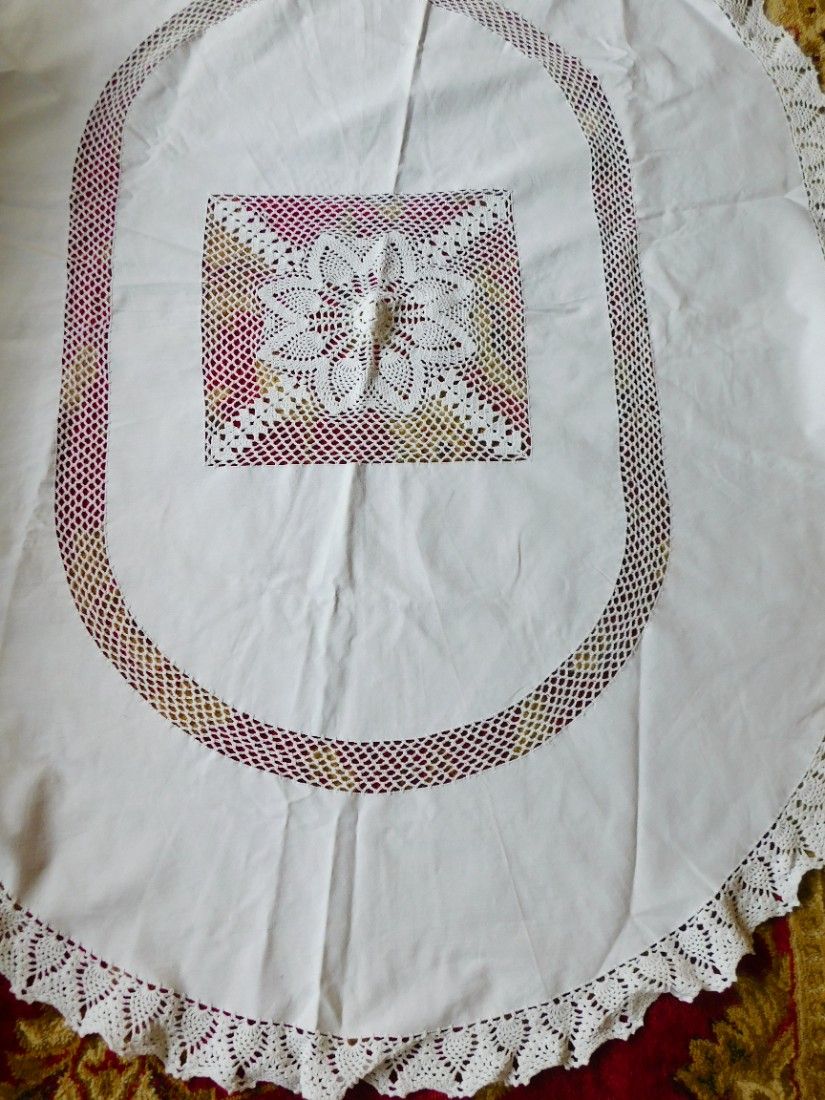 Fata  de masa, alba,  dantele,  vintage,  ovala,  neutilizata