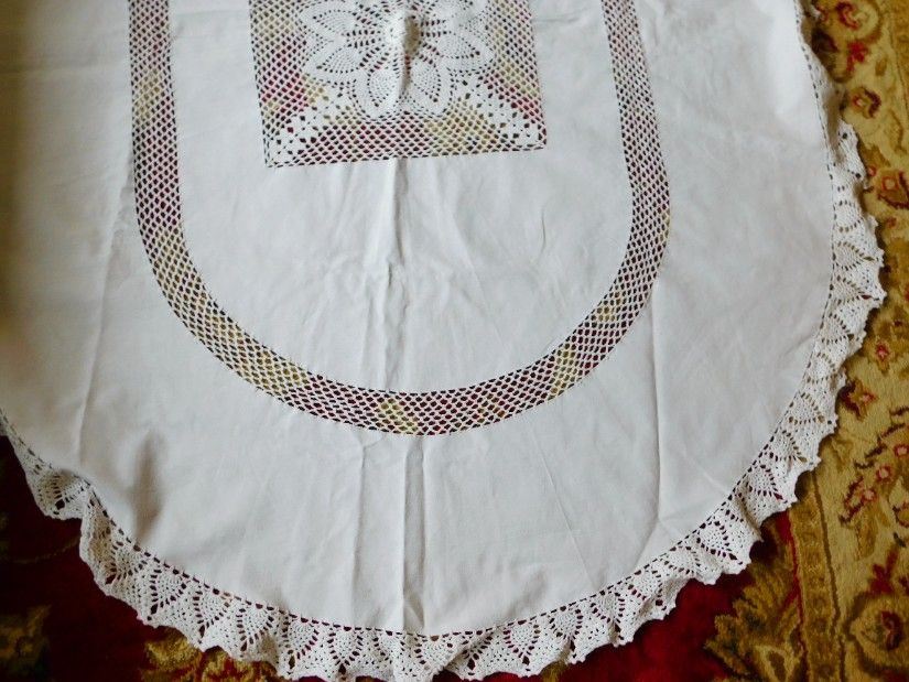 Fata  de masa, alba,  dantele,  vintage,  ovala,  neutilizata