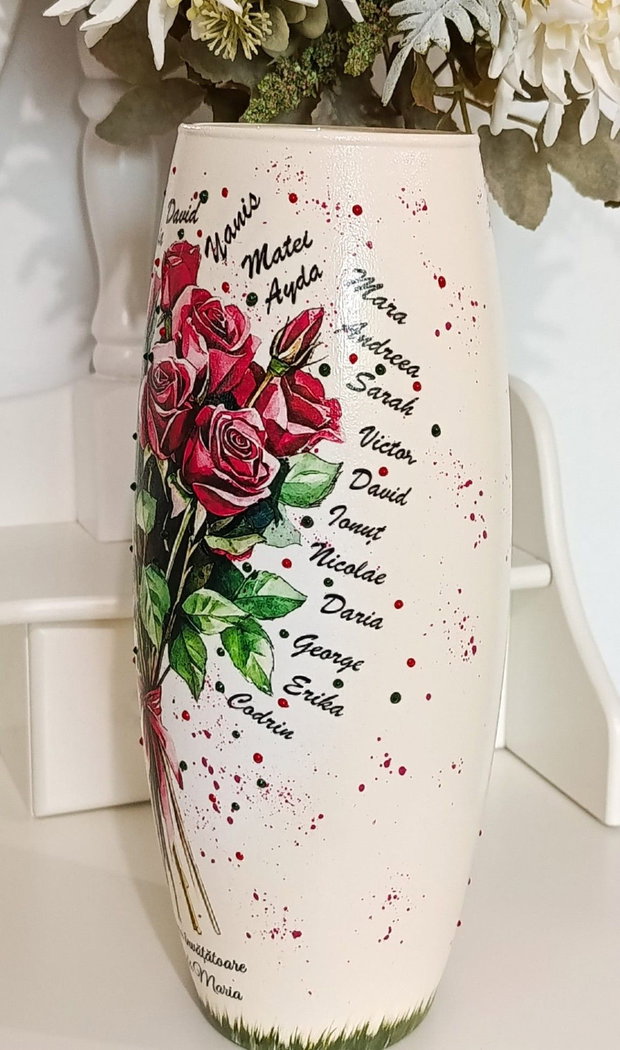 Vaza personalizata cu trandafiri și numele copiilor