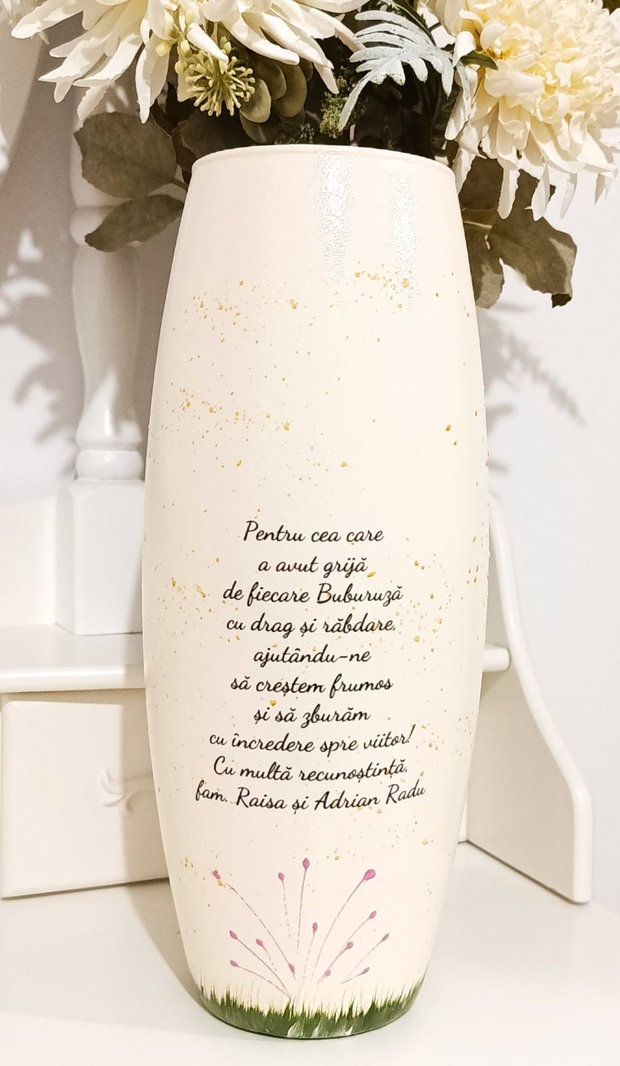Vaza personalizata cu flori și buburuze
