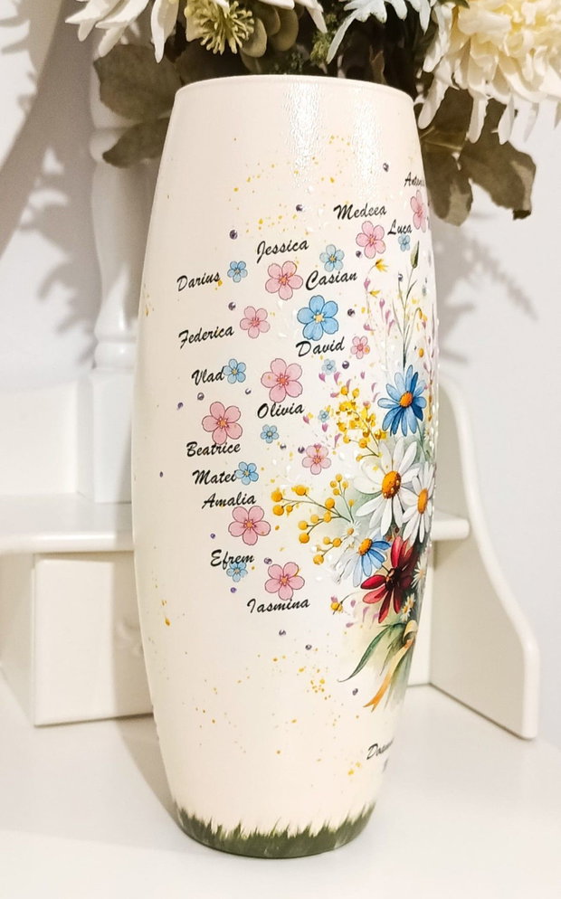 Vaza personalizată cu flori și numele copiilor