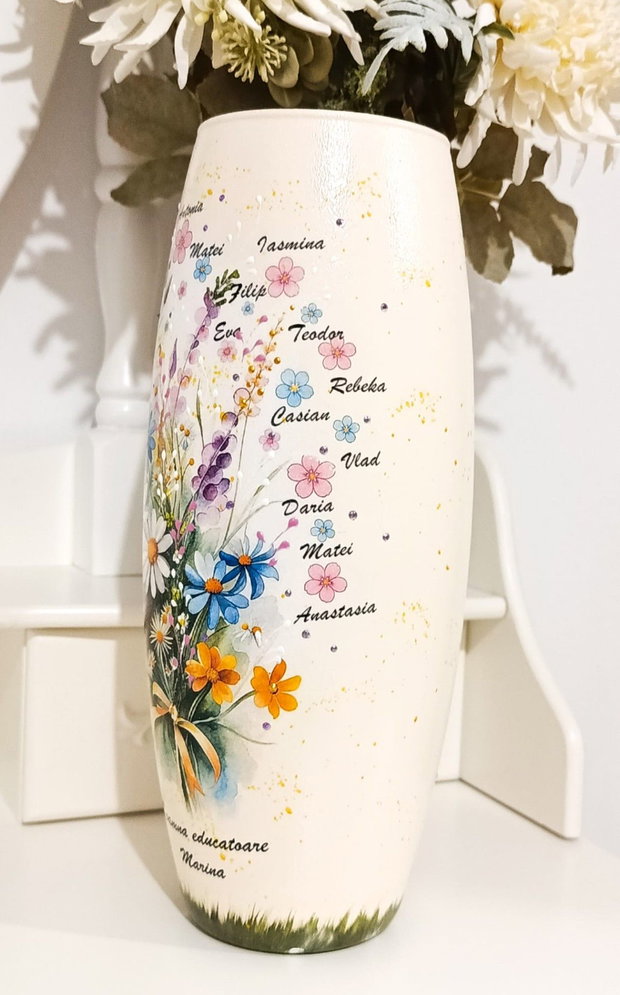 Vaza personalizata cu flori și numele copiilor