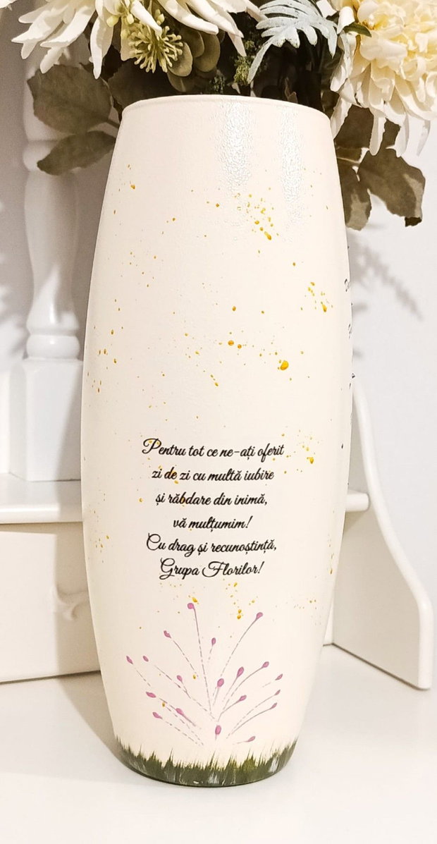 Vaza personalizata cu flori și numele copiilor
