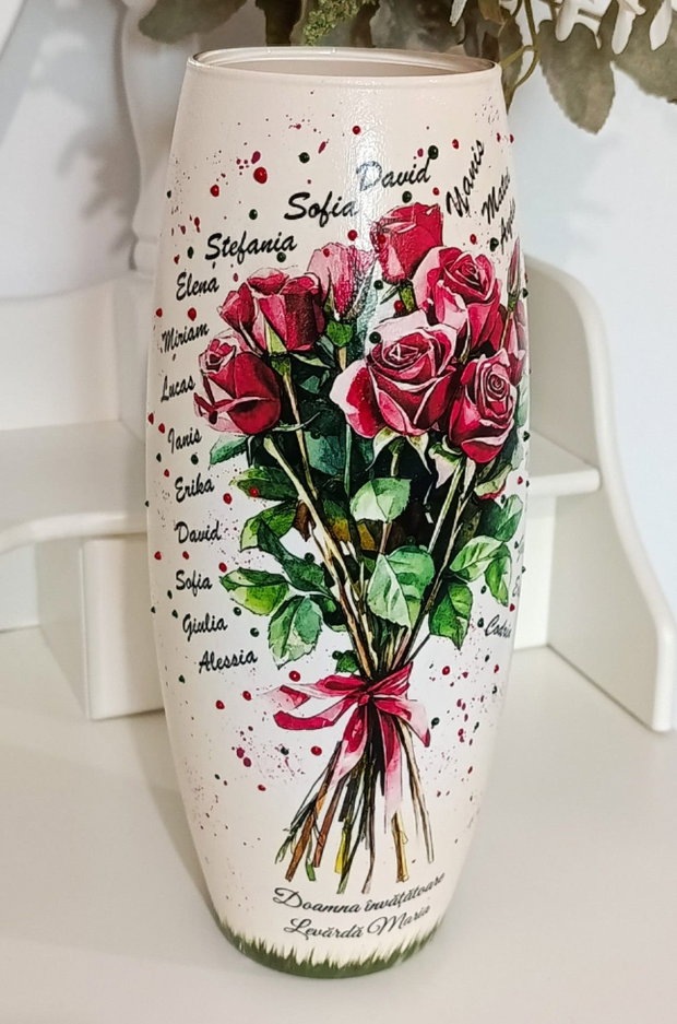 Vaza personalizată cu trandafiri și numele copiilor