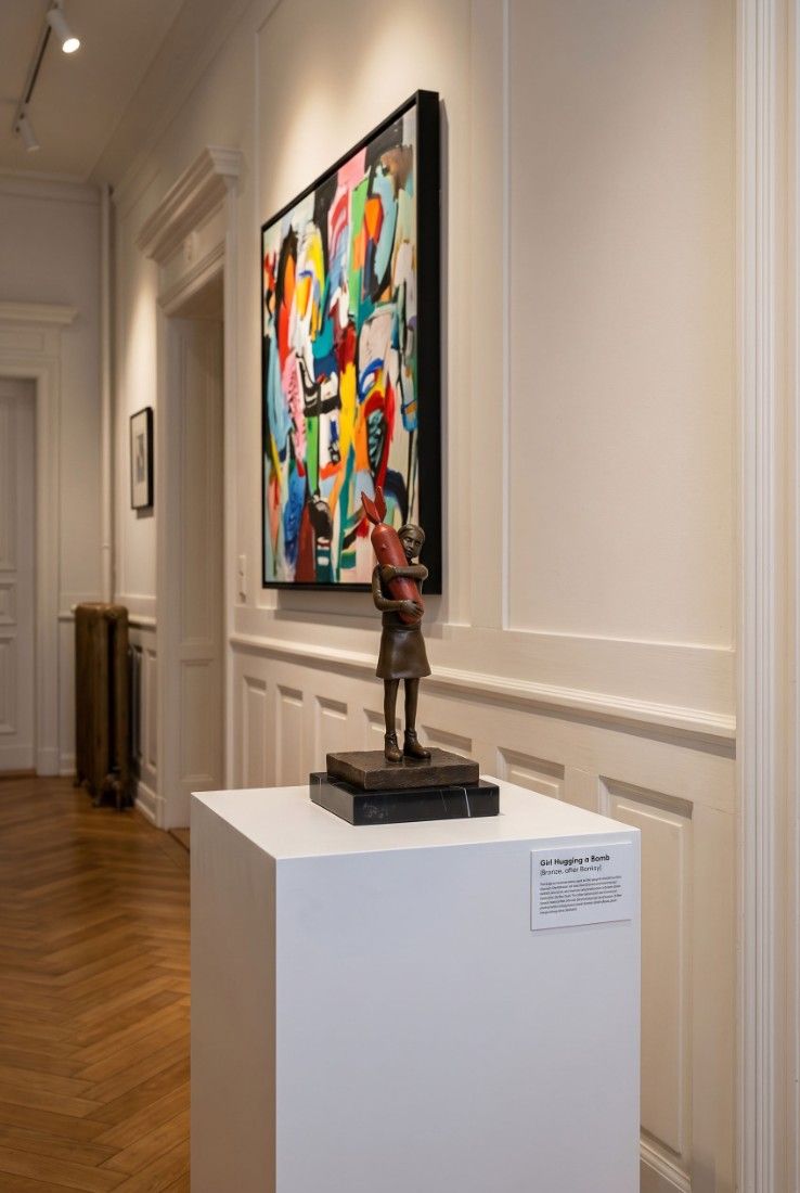 Rocket Girl-statueta din bronz cu soclu din marmura