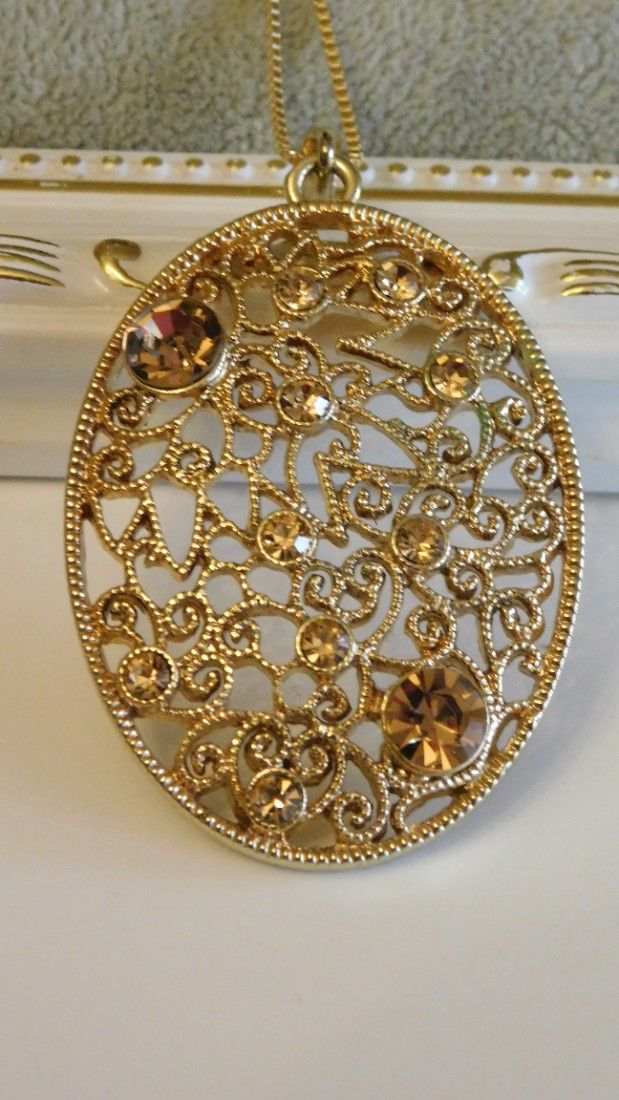 Pandantiv   vintage  Italia,  mare,  superb, filigran, lantisor nou  placat cu aur de  18 k
