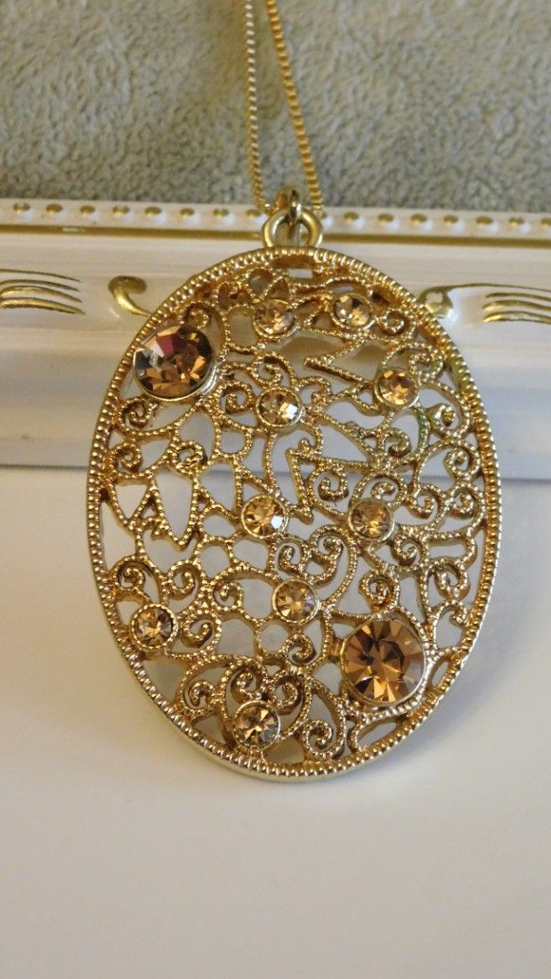 Pandantiv   vintage  Italia,  mare,  superb, filigran, lantisor nou  placat cu aur de  18 k