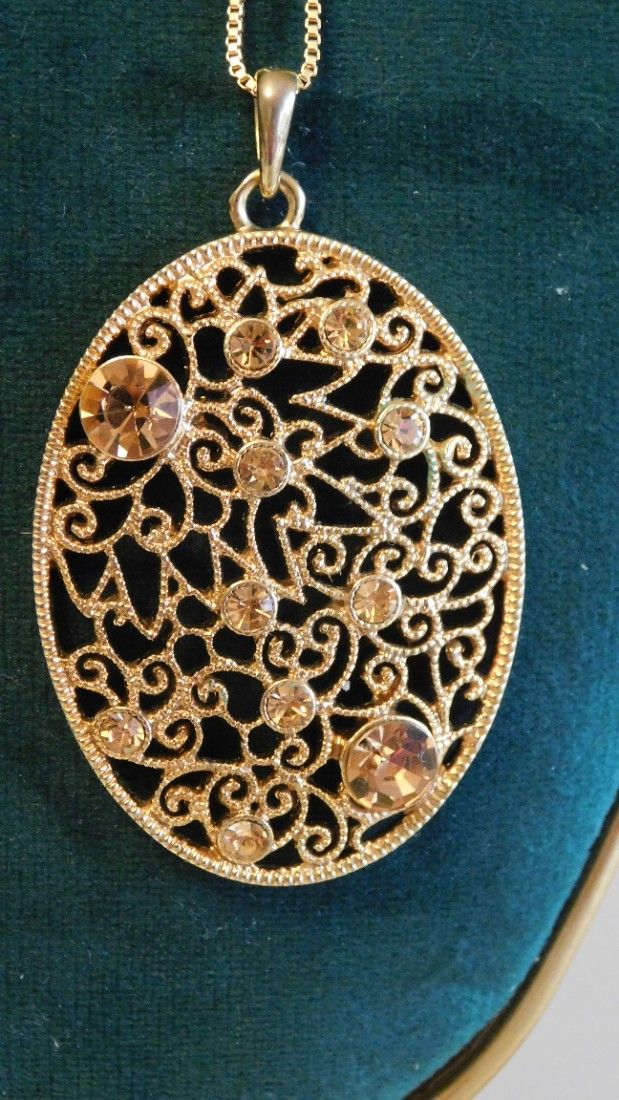 Pandantiv   vintage  Italia,  mare,  superb, filigran, lantisor nou  placat cu aur de  18 k