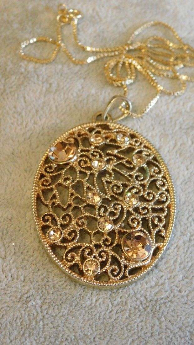 Pandantiv   vintage  Italia,  mare,  superb, filigran, lantisor nou  placat cu aur de  18 k