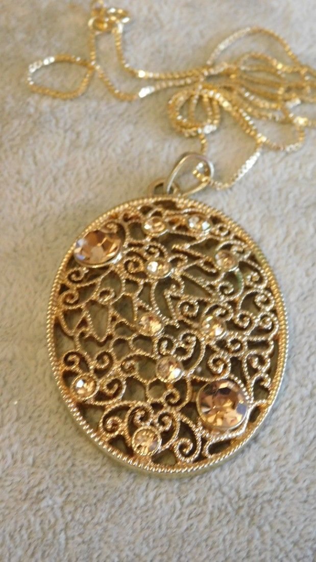 Pandantiv   vintage  Italia,  mare,  superb, filigran, lantisor nou  placat cu aur de  18 k