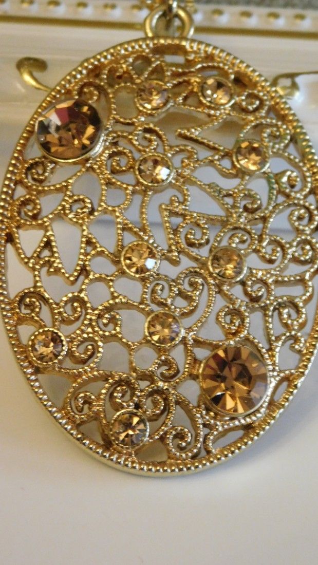 Pandantiv   vintage  Italia,  mare,  superb, filigran, lantisor nou  placat cu aur de  18 k