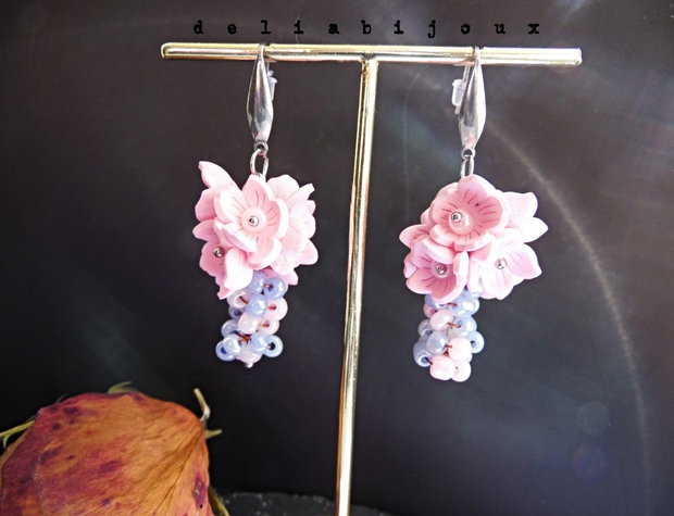 Cercei Sakura Pastel flori delicate din foamiran și mărgele țesute manual (cod1434)