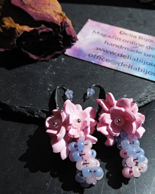 Cercei Sakura Pastel  flori delicate din foamiran și mărgele țesute manual (cod1434)