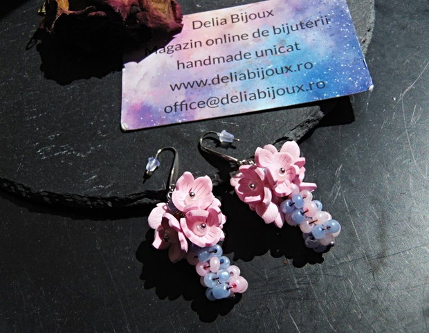 Cercei Sakura Pastel flori delicate din foamiran și mărgele țesute manual (cod1434)