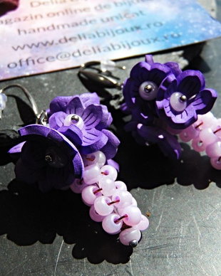 Cercei handmade cu flori sakura din foamiran  mov și mărgele lila țesute manual (cod1435)