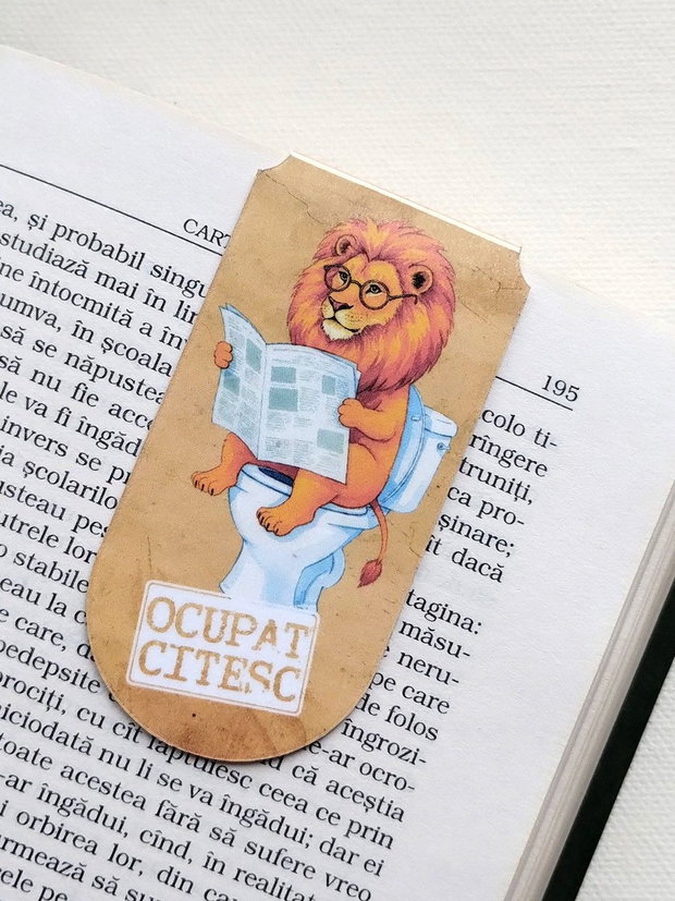 Semn de carte magnetic "Ocupat. Citesc" - Leu la toaleta