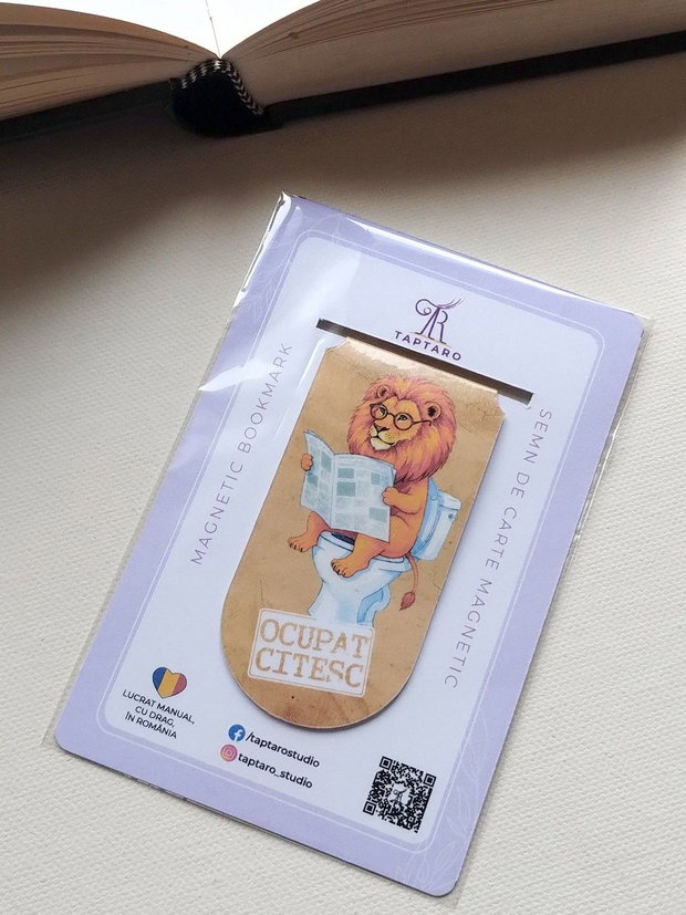 Semn de carte magnetic "Ocupat. Citesc" - Leu la toaleta