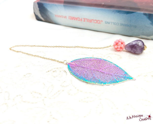 Semn de carte cu frunza si pietre