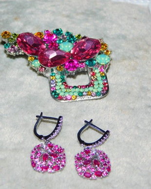 Set  cercei  noi rodiati   cristale  multicolore ,  brosa noua  cristale  multicolore