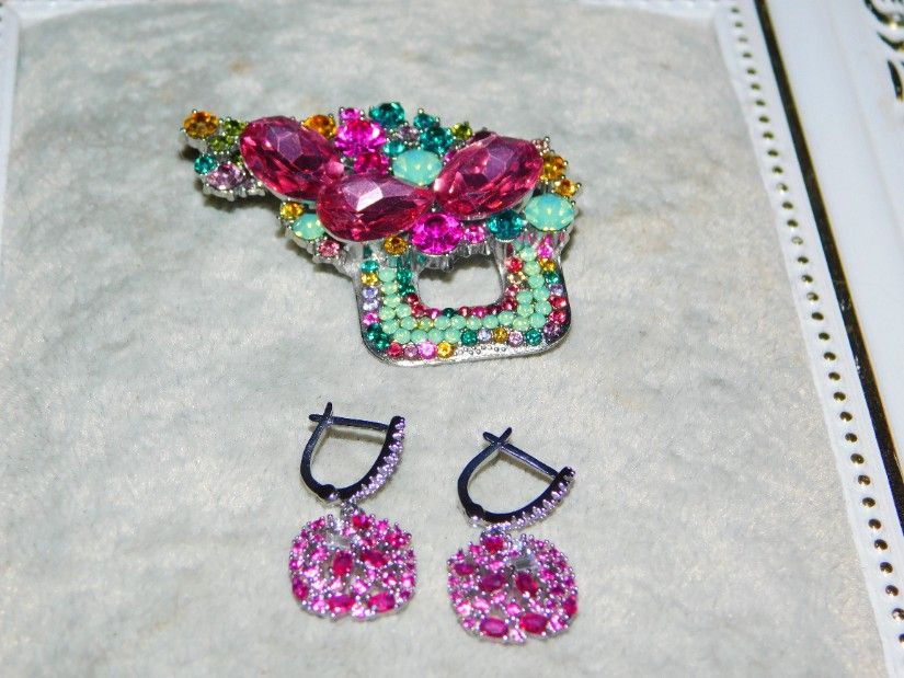 Set cercei noi rodiati cristale multicolore , brosa noua cristale multicolore