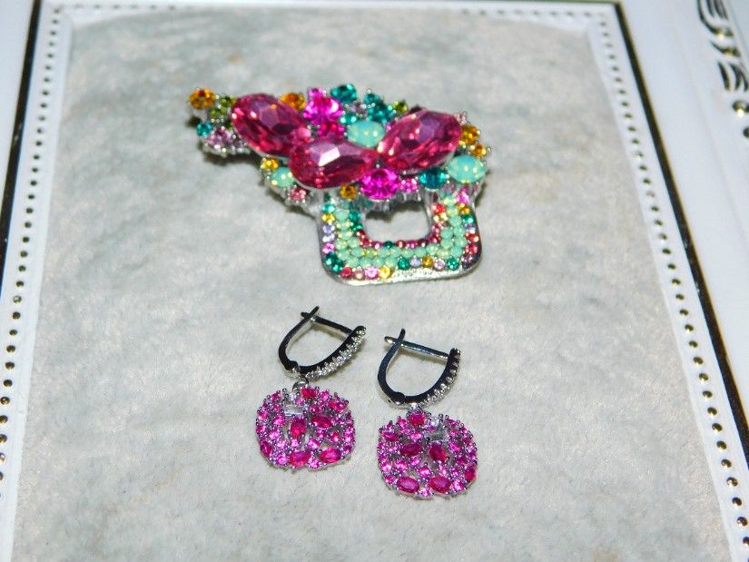 Set cercei noi rodiati cristale multicolore , brosa noua cristale multicolore
