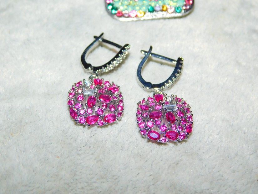 Set cercei noi rodiati cristale multicolore , brosa noua cristale multicolore