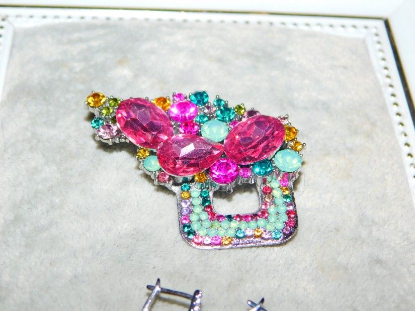 Set cercei noi rodiati cristale multicolore , brosa noua cristale multicolore