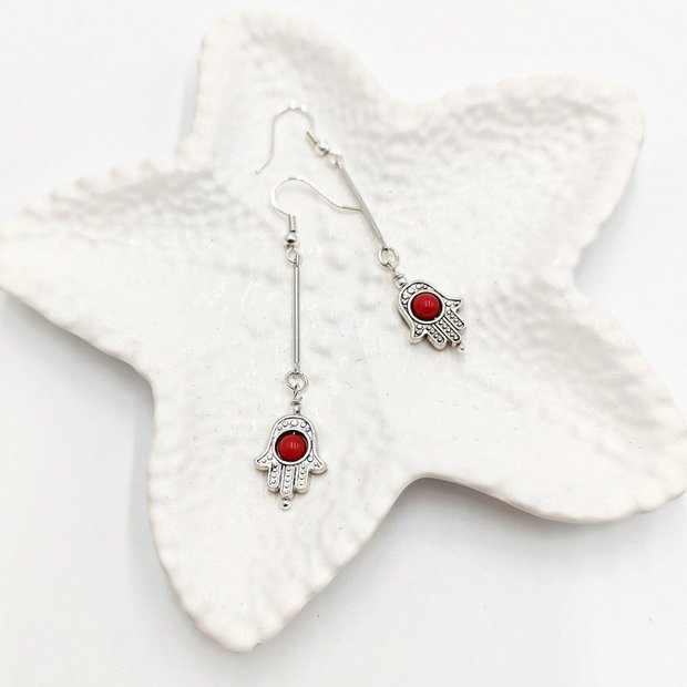 Cercei handmade cu coral rosu si simbol Hamsa, 4666