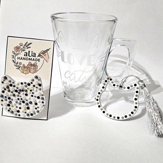 Set Cadou PISICA Cană Gravată Manual, Broșă și Semn de Carte