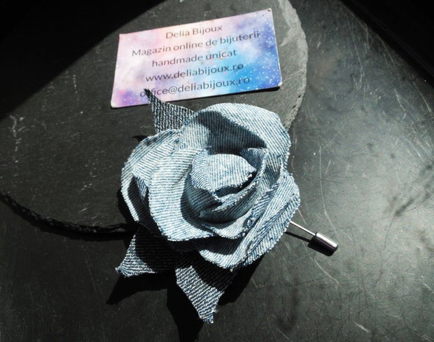 Brosă statement realizată din blugi reciclati accesoriu unic și plin de personalitate (cod1436)