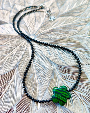 Colier CHOKER spinel negru & floare malachit