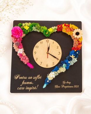Ceas inimă cu licheni curcubeu  Cadou pentru educatoare / învățătoare  Decor handmade sfârșit de an școlar
