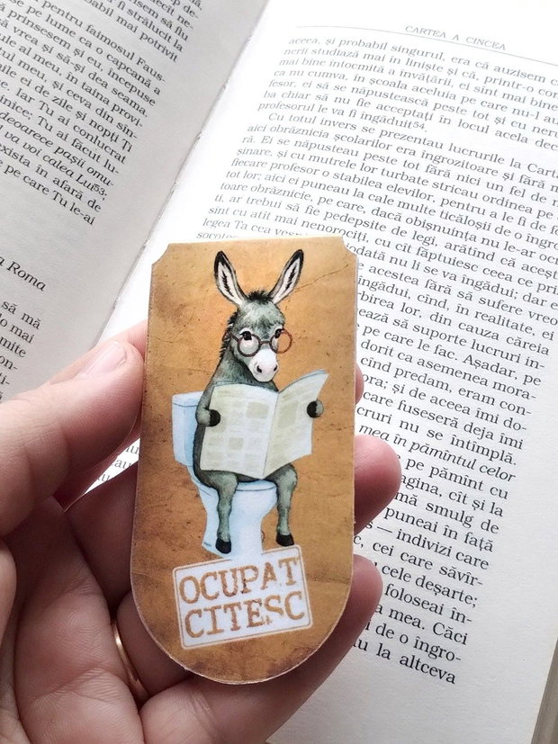 Semn de carte magnetic "Ocupat. Citesc" - Magar la toaleta