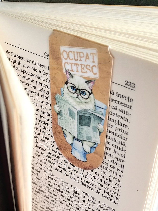 Semn de carte magnetic "Ocupat. Citesc" - Pisica alba la toaleta