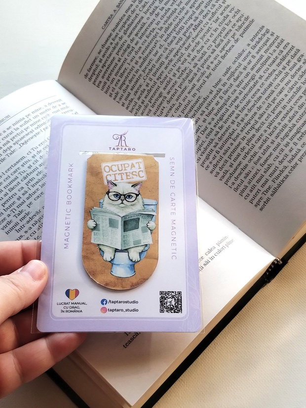 Semn de carte magnetic "Ocupat. Citesc" - Pisica alba la toaleta