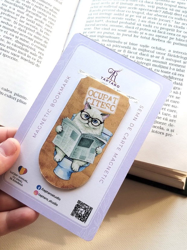 Semn de carte magnetic "Ocupat. Citesc" - Pisica alba la toaleta