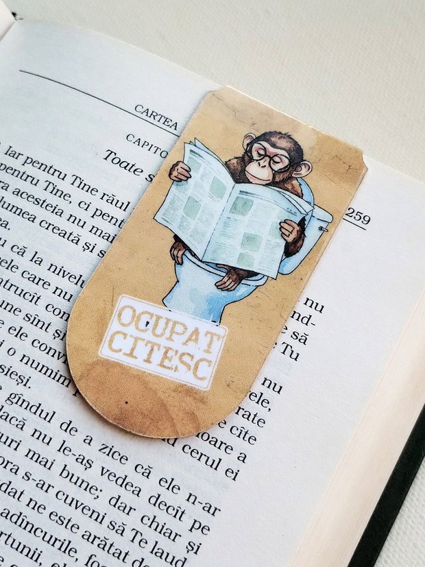 Semn de carte magnetic "Ocupat. Citesc" - Maimuta la toaleta