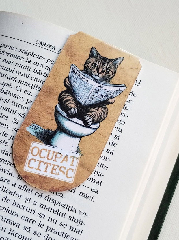 Semn de carte magnetic "Ocupat. Citesc" - Pisica tarcata la toaleta