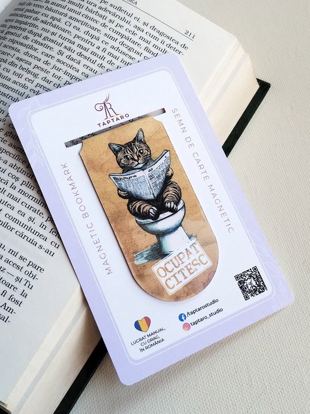 Semn de carte magnetic "Ocupat. Citesc" - Pisica tarcata la toaleta