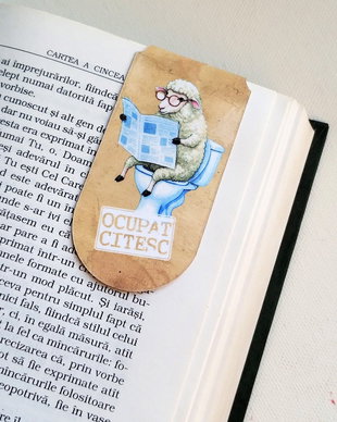 Semn de carte magnetic "Ocupat. Citesc" - Oaie la toaleta