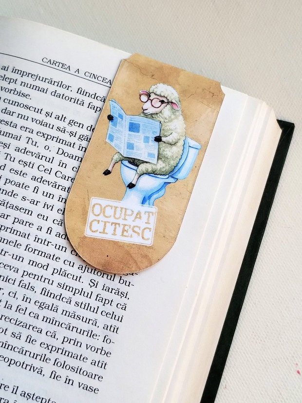 Semn de carte magnetic "Ocupat. Citesc" - Oaie la toaleta