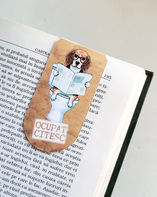 Semn de carte magnetic "Ocupat. Citesc" - Caine Beagle la toaleta