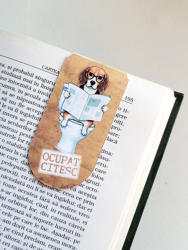 Semn de carte magnetic "Ocupat. Citesc" - Caine Beagle la toaleta