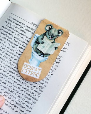 Semn de carte magnetic "Ocupat. Citesc" - Urs Koala la toaleta
