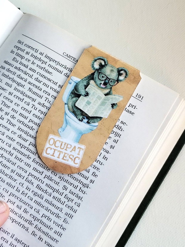 Semn de carte magnetic "Ocupat. Citesc" - Urs Koala la toaleta