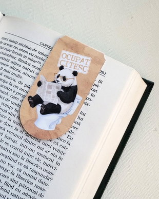 Semn de carte magnetic "Ocupat. Citesc" - Urs Panda la toaleta