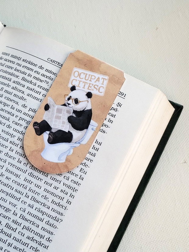 Semn de carte magnetic "Ocupat. Citesc" - Urs Panda la toaleta